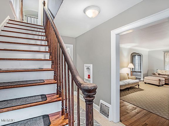 3rd image of 424 Campbell Ave