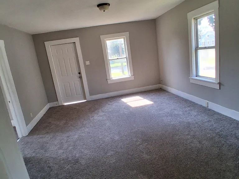 1180 N Summit Ave — Photo 6