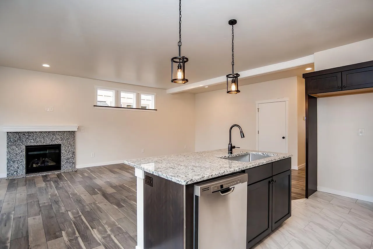 3 bed, 2.5 bath, 1715 sqft, $2,595 — Photo 2