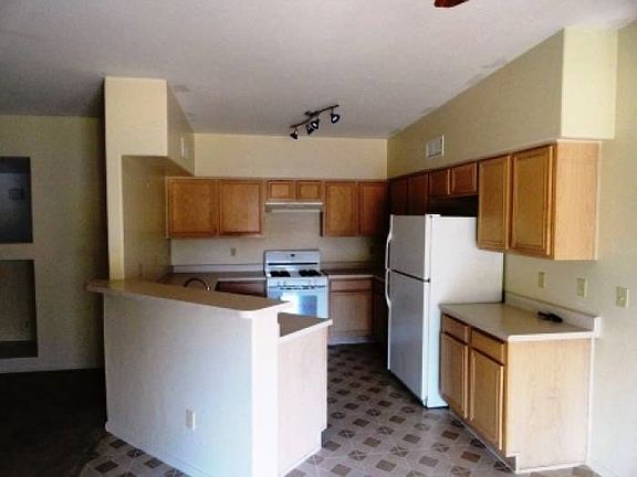 3rd image of 1553 W Islington Ave