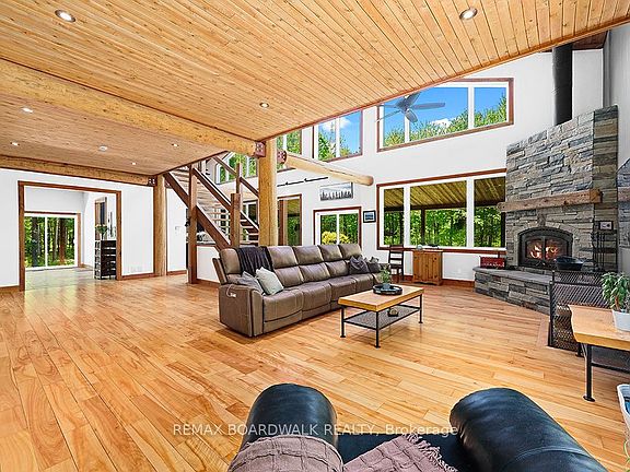 3rd image of 1439 Lacroix Rd