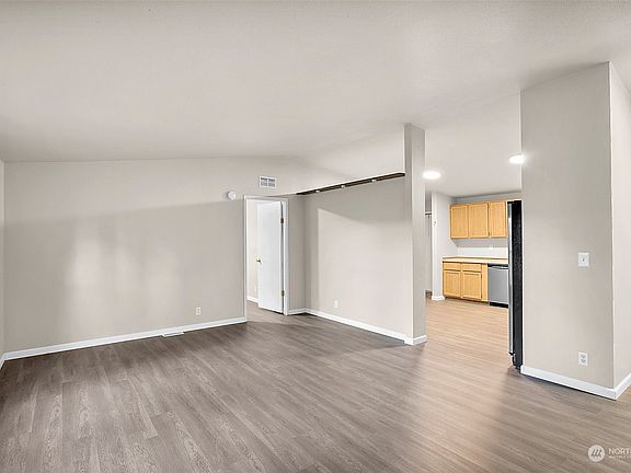 3rd image of 14418 215th Avenue E