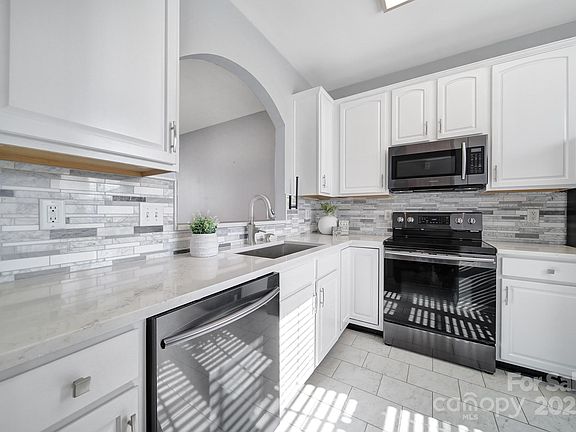 4th image of 2399 Woodridge Dr