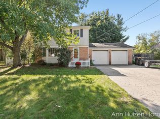 1576 Southlawn St, Jenison, MI 49428