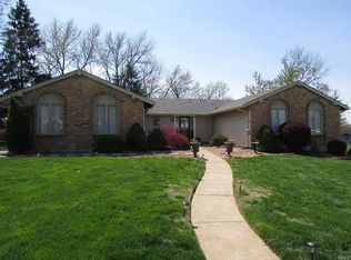910 Milldale Dr, Ballwin, MO 63011