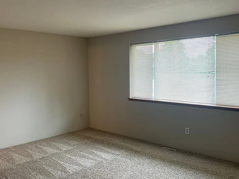 3913 180th St E — Photo 10