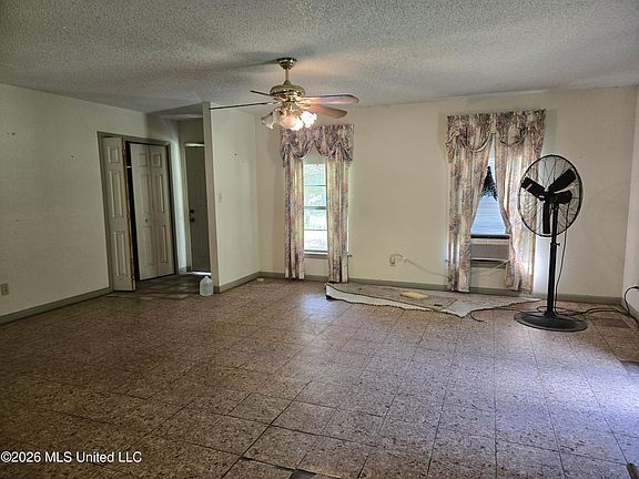 3rd image of 247 Lakeside Dr