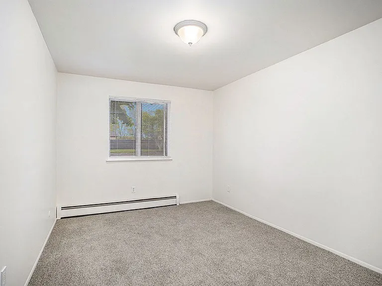 Fairlane Apartments — Photo 16