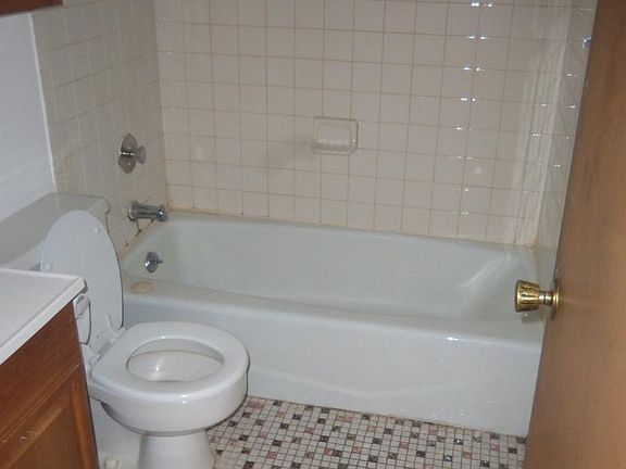 5th image of 327 E Everettdale Ave