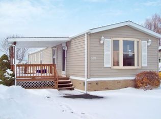 528 Applewood Dr, Lockport, NY
