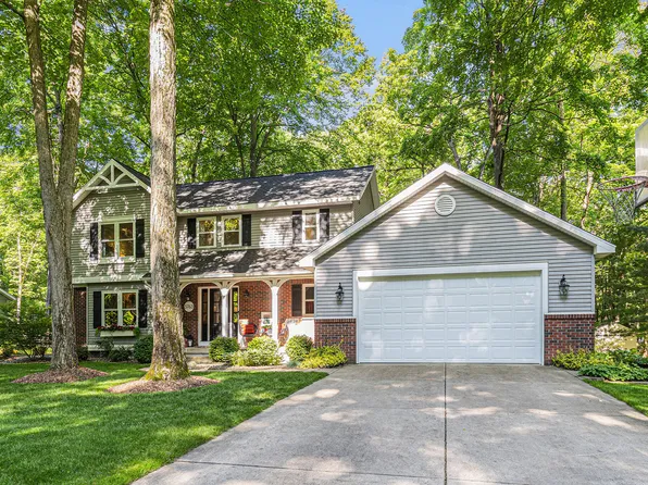 5763 Woodbriar Dr NE, Belmont, MI 49306