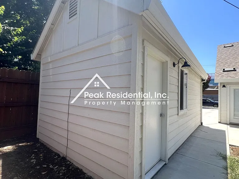 4867 V St — Photo 32