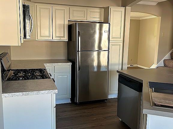 New Kitchen w/ Crown molding