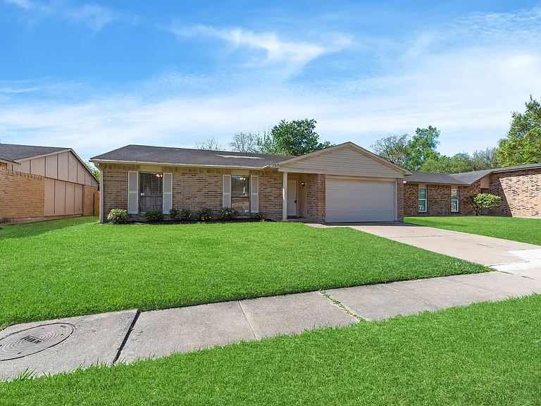 17615 Autumn Hills Dr — Photo 32