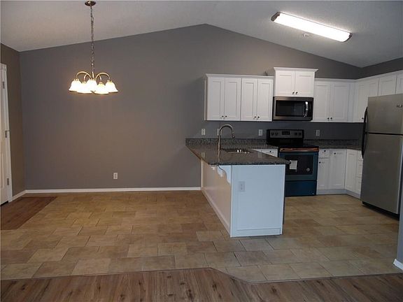 3rd image of 20 Fleetwood Dr