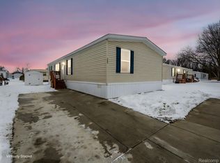 284 Dakota Ct, Belleville, MI 48111