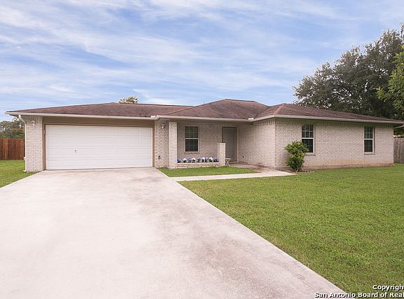3rd image of 511 Woodlake Dr