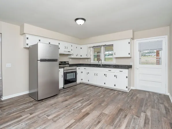 57 Edgewood Ln, Stuarts Draft, VA 24477