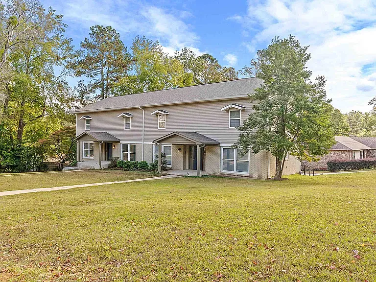 4 bed, 2.5 bath, 2530 sqft, $2,500 — Photo 1