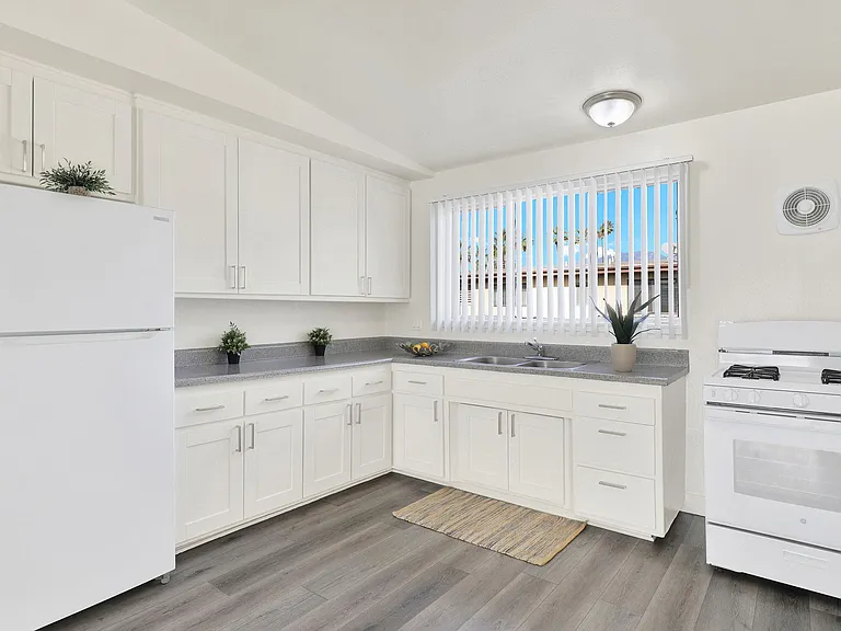 Serrano Apartments — Photo 11