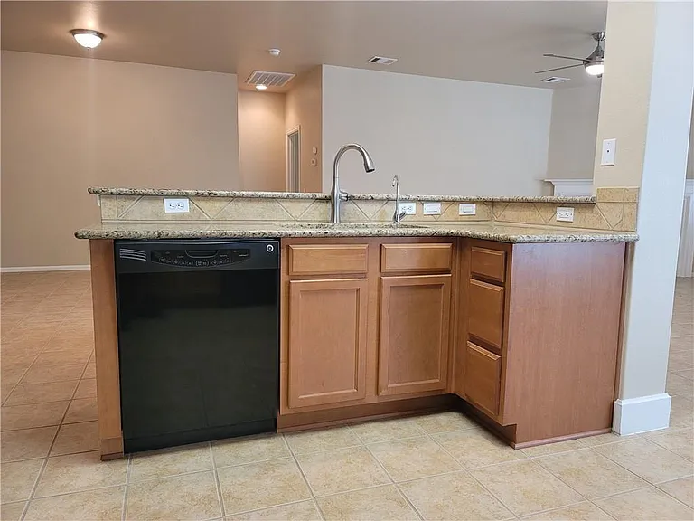 208 Hummingbird Ln — Photo 7