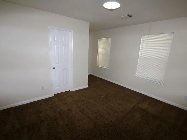 15611 Leeds Ln — Photo 14