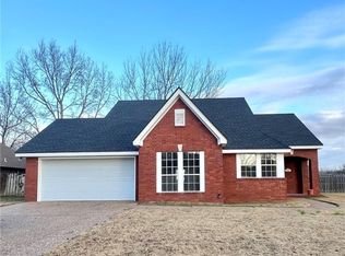 608 Meadowbrook Dr, Alma, AR 72921