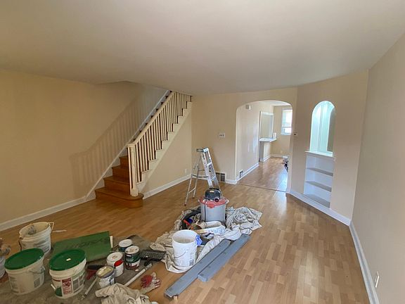 2nd image of 1945 Devereaux Ave