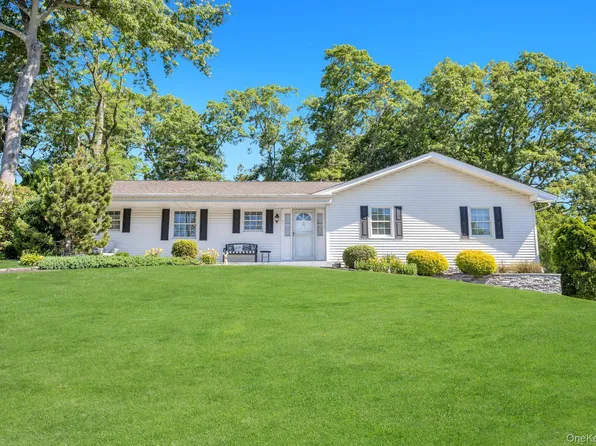 3 Laura Court, Nesconset, NY 11767