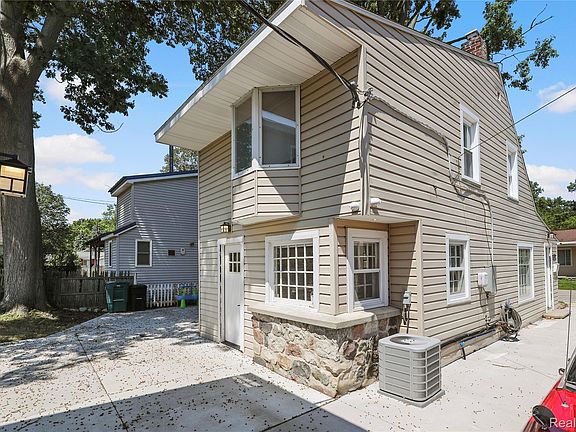 3rd image of 3051 Elmwood Dr