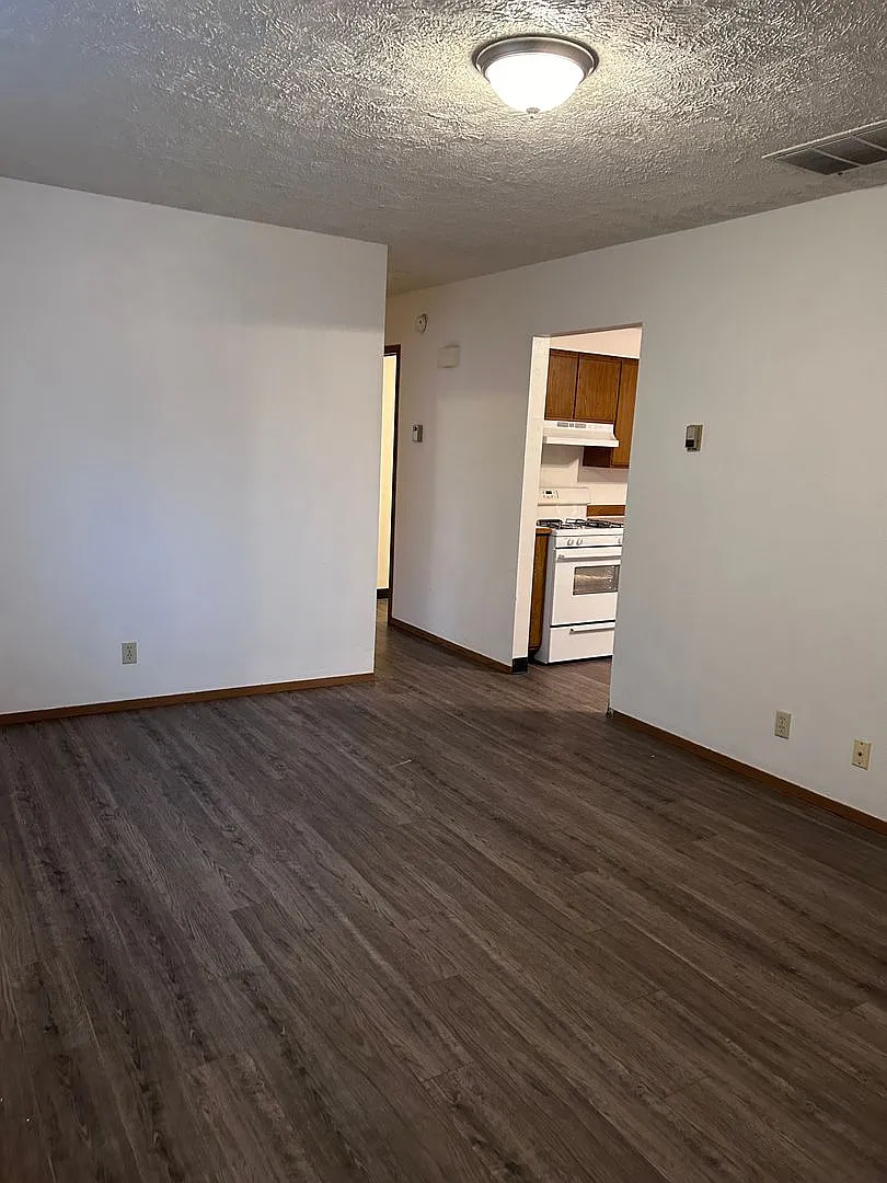Cheney 3-Bedroom 1-Bathroom Apartment — Photo 3