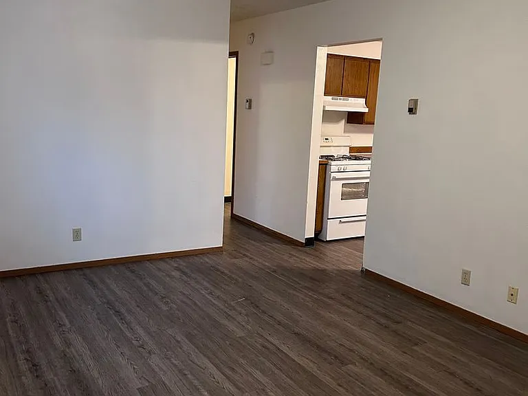 220 W 2nd St — Photo 3