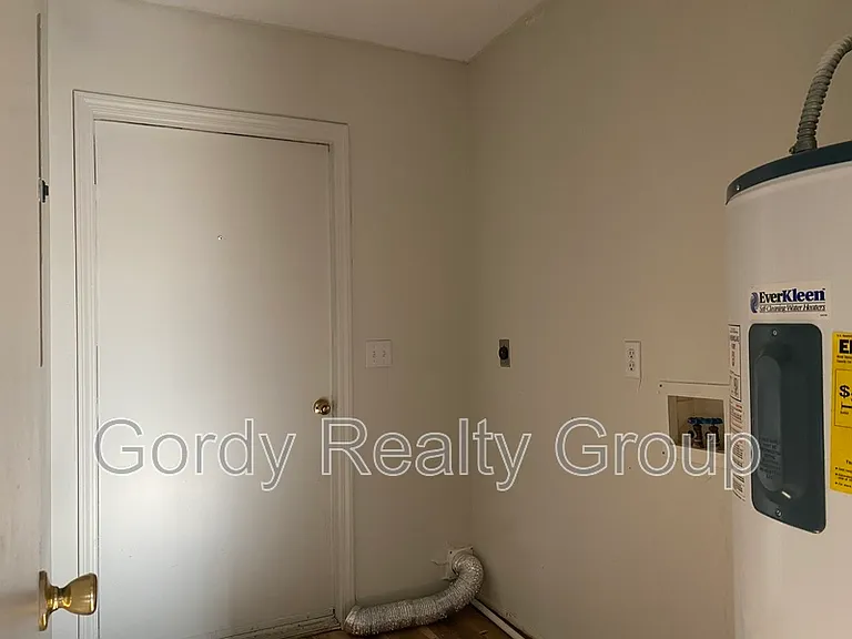 2764 Wynn St — Photo 9