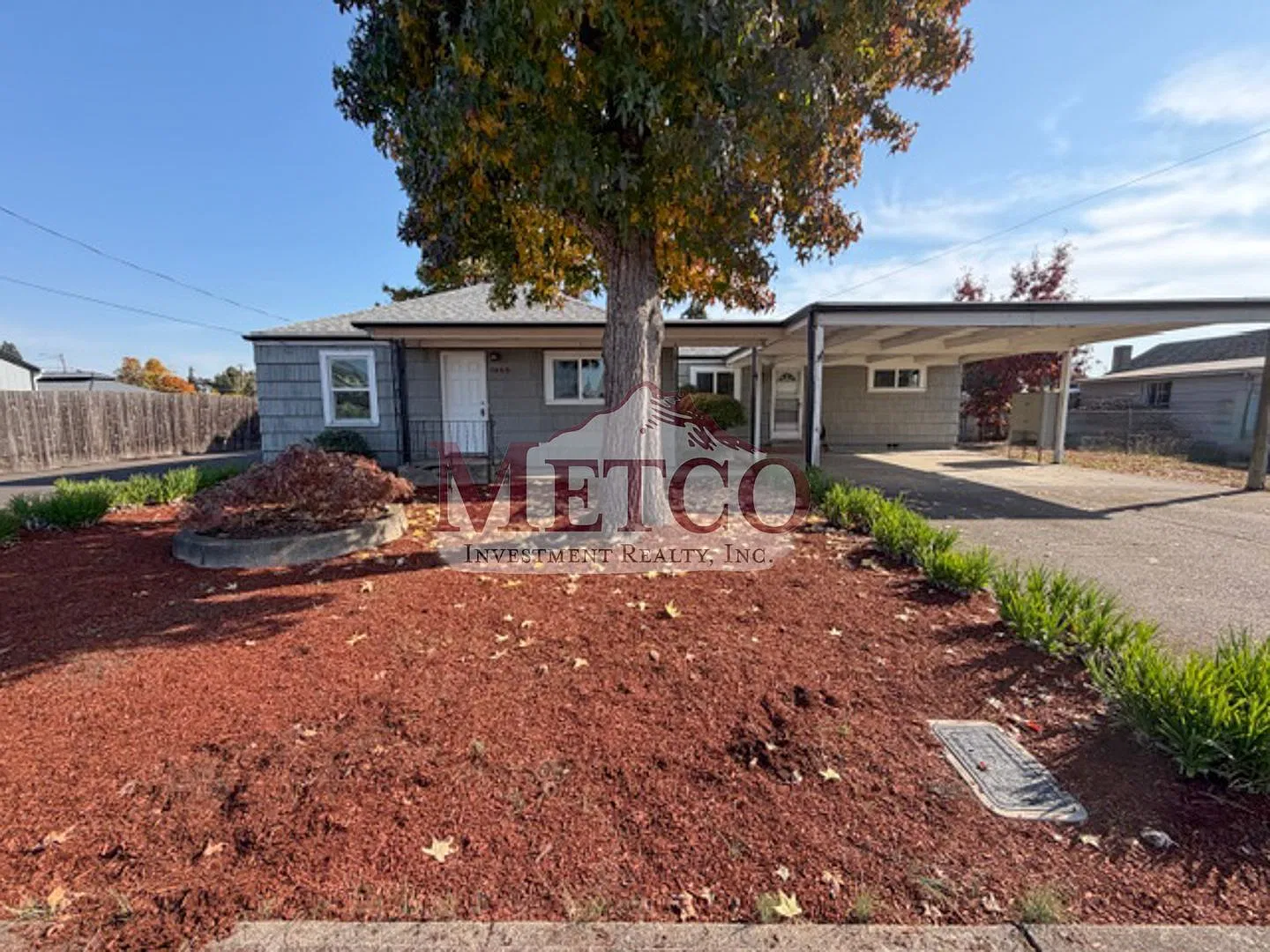 3-Bed, 2-Bath Home with Fenced Backyard in Springfield — Photo 2