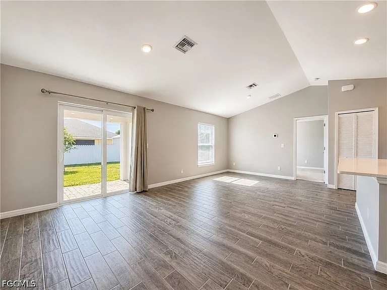2728 NE 5th Place Cpe — Photo 3
