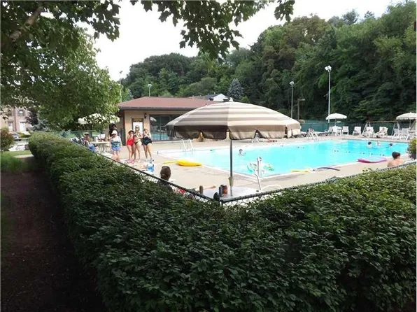 594 Thorncliffe Dr, Pittsburgh, PA 15205