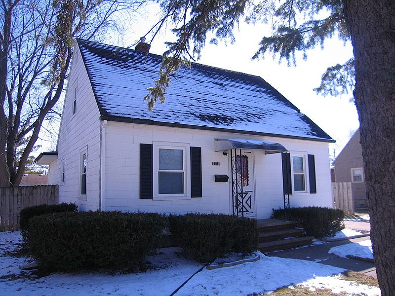 2nd image of 1111 W Brewster St
