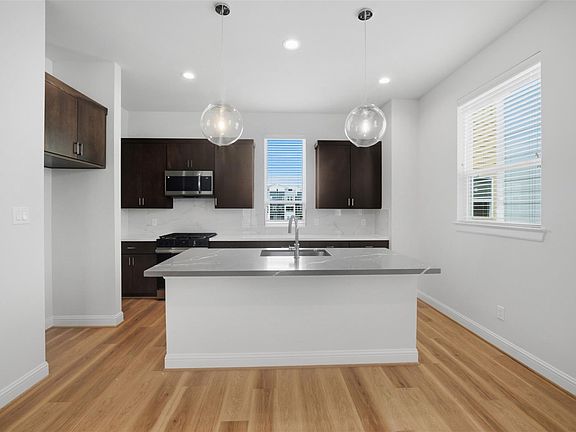 5th image of 1811 Mills St