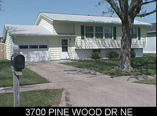 3700 Pine Wood Dr NE, Cedar Rapids, IA 52402