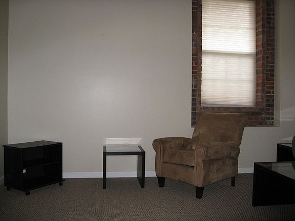 2nd image of 525 Maple Ave APT 8