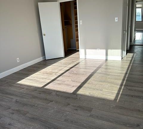 Sunfilled Master Bedroom Walkim Closets \