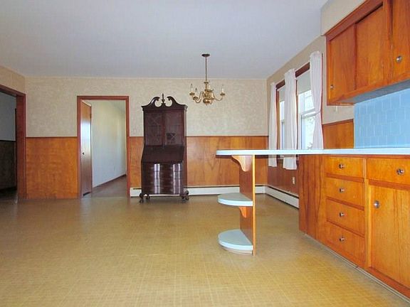5th image of 27 Hillview Dr