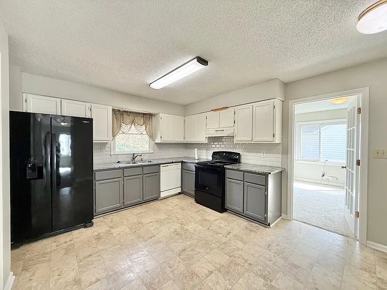 825 Rawls Dr — Photo 4