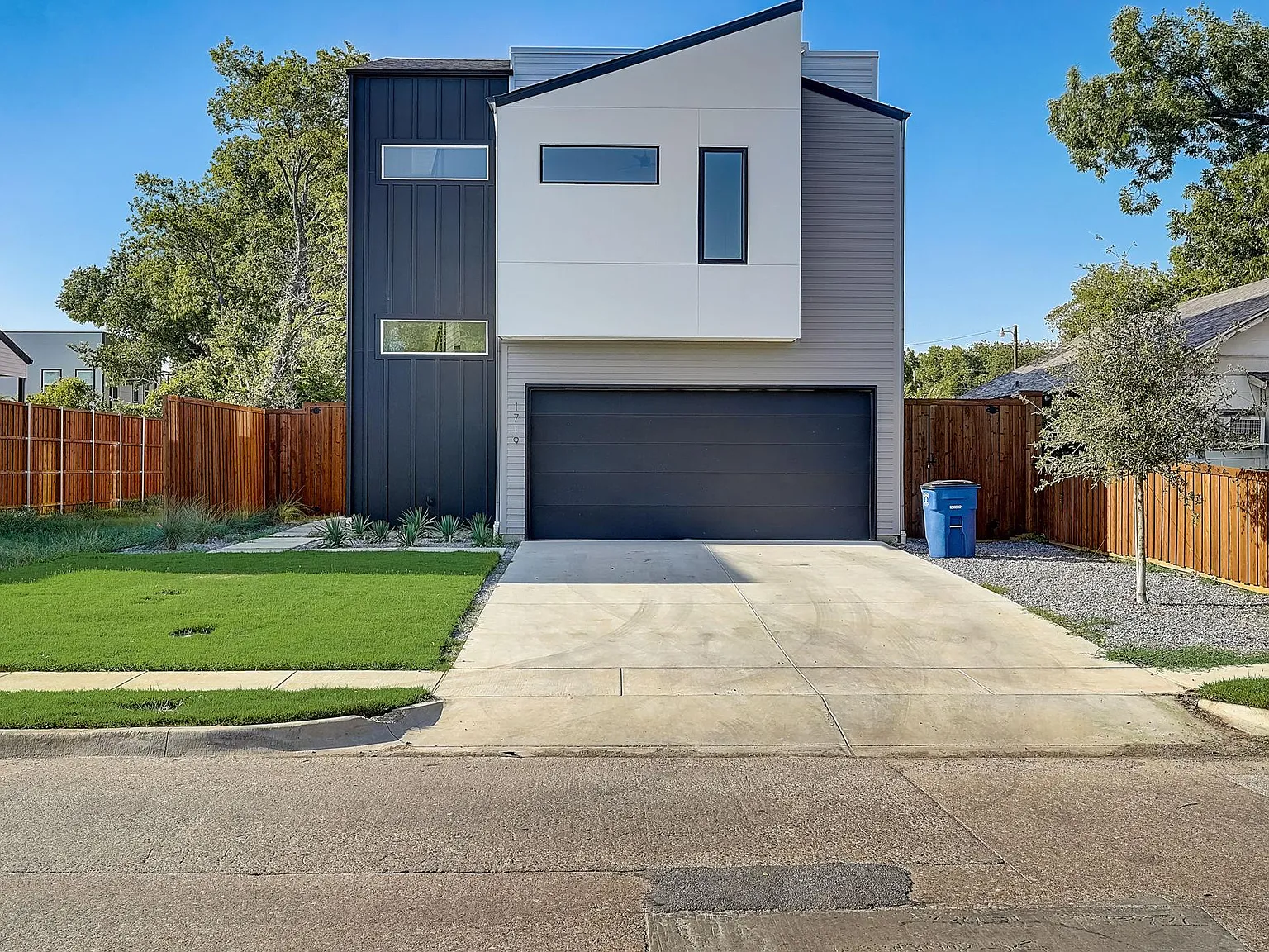 1719 Homeland St — Photo 1