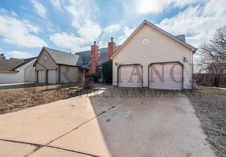 1417 S Goebel Cir — Photo 2