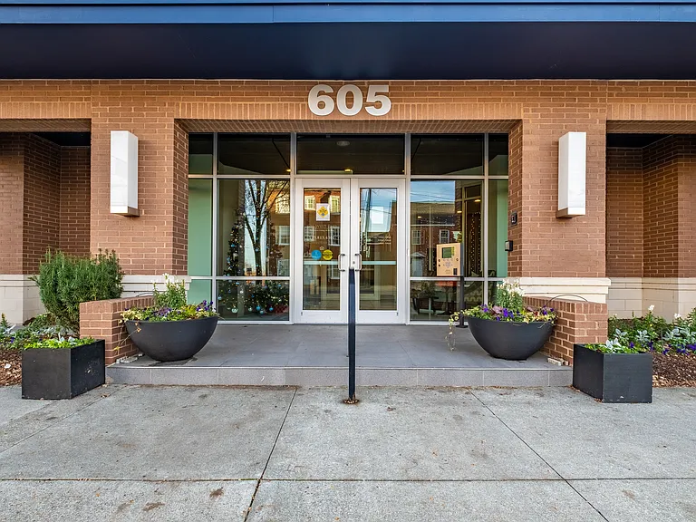 605 West End — Photo 14