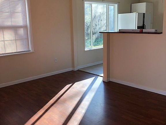 Open kitchen with bar