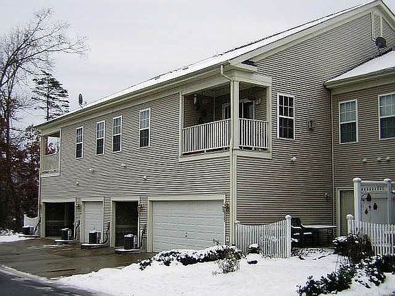 Rear w/ 1 car garage