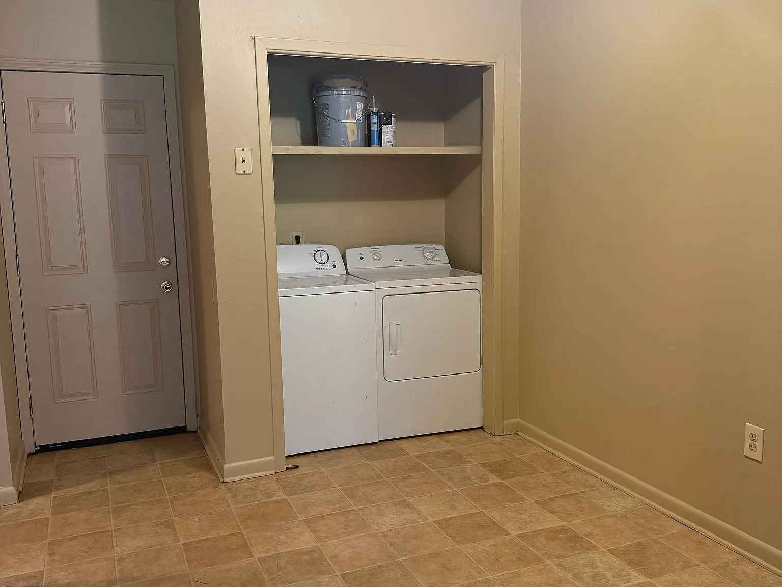 2 bed, 1.5 bath, 1000 sqft, $795 — Photo 3