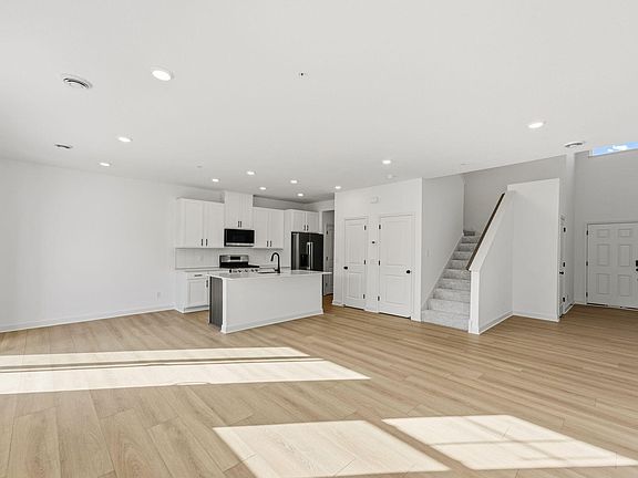 4th image of 224 Huntington Dr